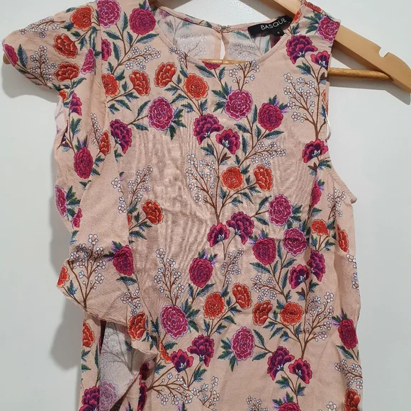 Basque size 6 floral sleeveless top with ruffle side detailing NWOT - Picture 4 of 6